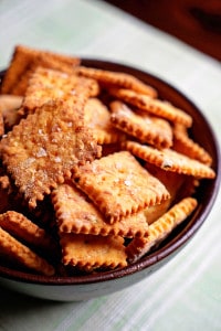 Jalapeño-and-Cheddar-Cheese-Crackers-with-Smoked-Sea-Salt1