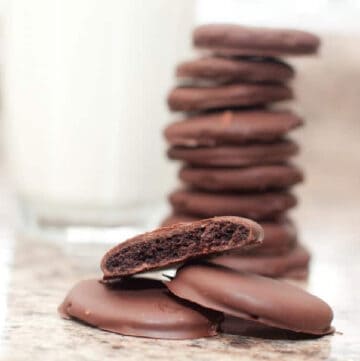 a stack of thin mints with three in front.