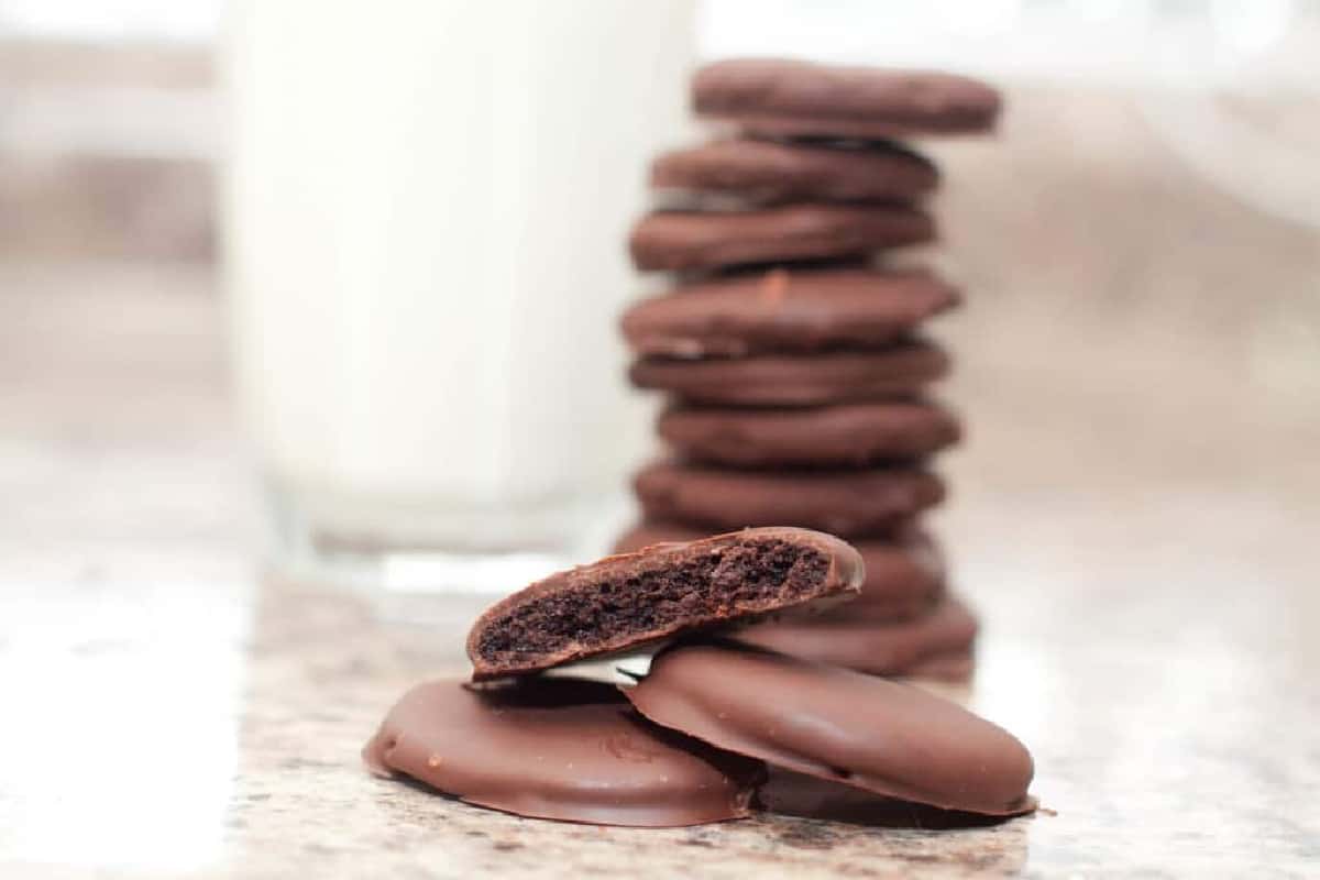a stack of thin mints with three in front.