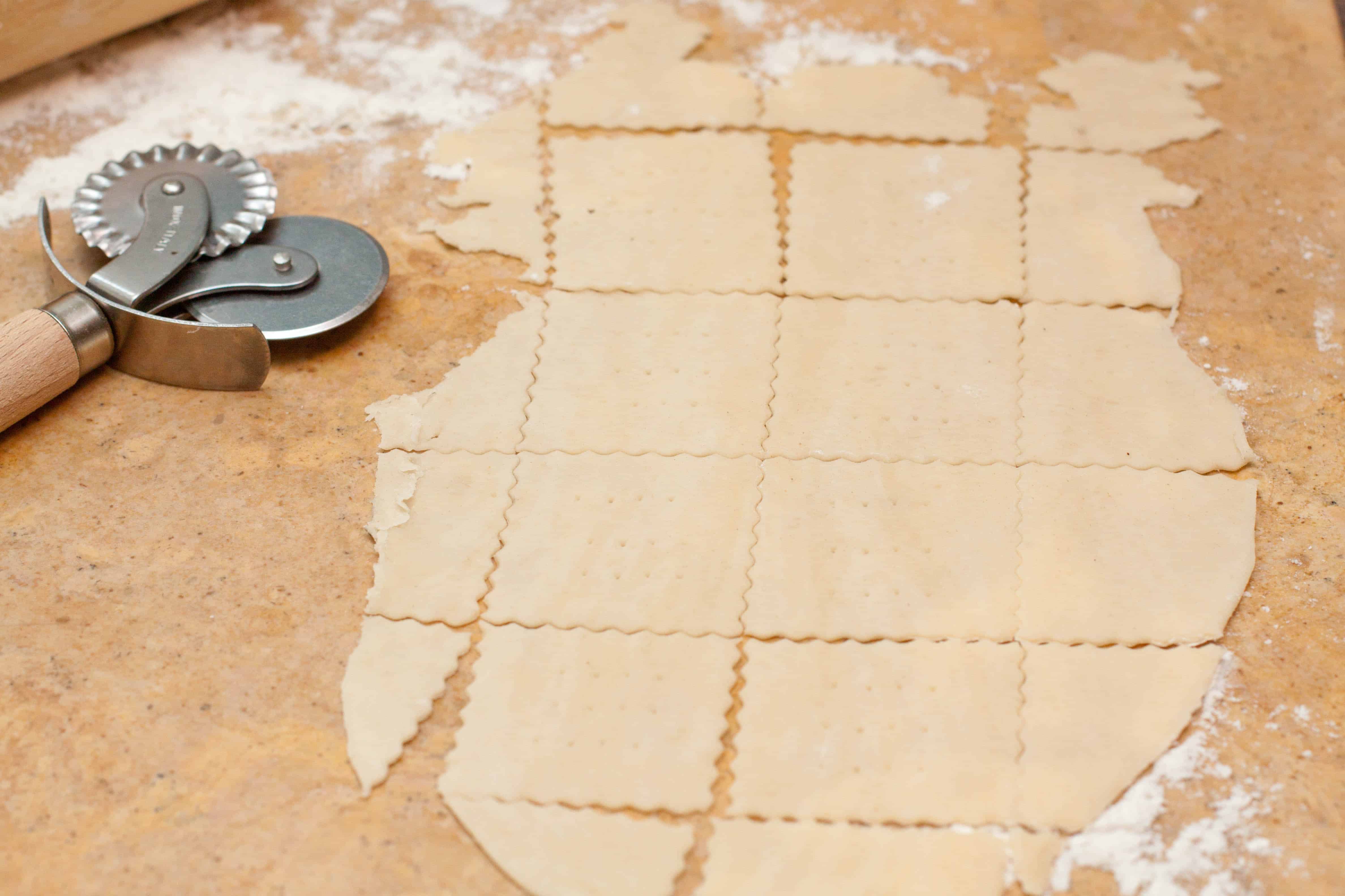 Machen Sie Ihre eigenen Saltine Crackers von Grund auf zu Hause!