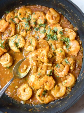 This Super Easy Coconut Curry Shrimp is full of flavor, has a great spicy kick, and is easy and simple enough for a weeknight meal! #shrimp #easy #recipe #thai #coconutshrimpcurry #curry