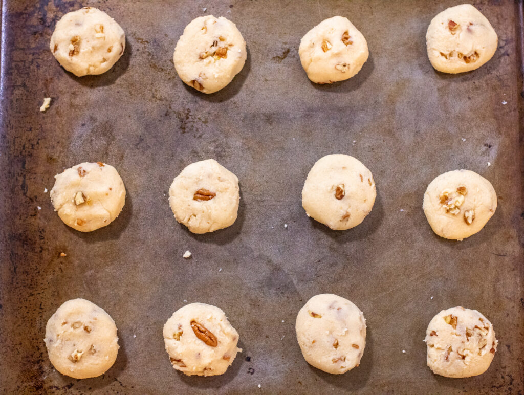 pecan sandies doughs in balls on a cookie sheet