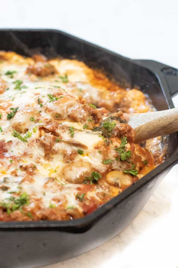 öntöttvas lasagnát kanalazunk bele