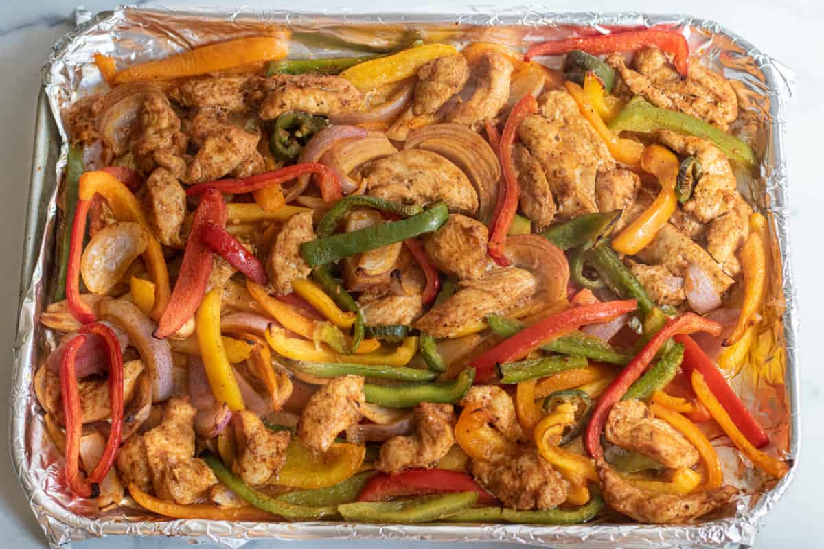 a pan of baked chicken fajitas.