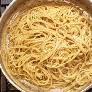 a pan with cooked spaghetti and pepper.