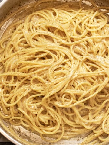 a pan with cooked spaghetti and pepper.