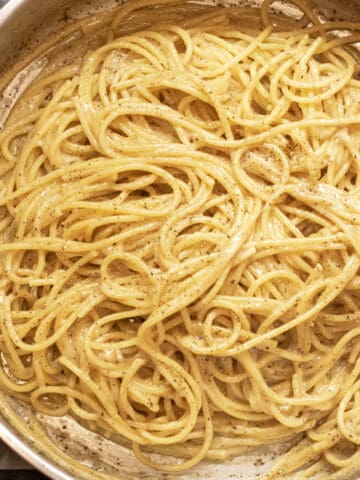 a pan with cooked spaghetti and pepper.